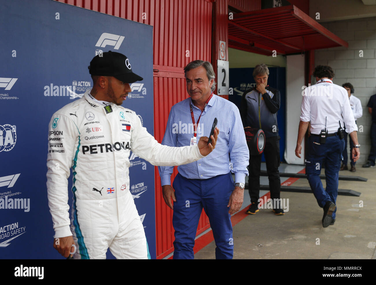 Motorsport: FIA Formel Eins-Weltmeisterschaft 2018, Grand Prix von Spanien, #44 Lewis Hamilton (GBR, MERCEDES AMG PETRONAS Motorsport), Carlos Sainz senior 12.05.2018. | Verwendung weltweit Stockfoto