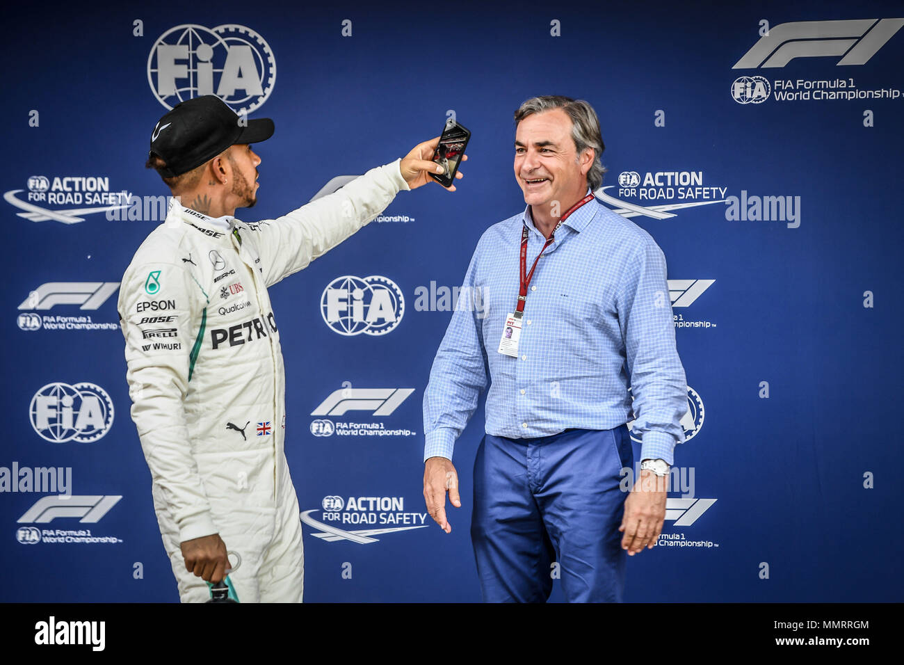 Motorsport: FIA Formel Eins-Weltmeisterschaft 2018, Grand Prix von Spanien, #44 Lewis Hamilton (GBR, MERCEDES AMG PETRONAS Motorsport), Carlos Sainz senior 12.05.2018. | Verwendung weltweit Stockfoto