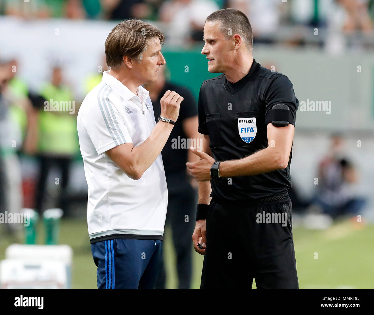 Budapest Ungarn 12 Mai L R Head Coach Michael Oenning Von Vasas Fc Argumentiert Mit Schiedsrichter Sandor And Szabo Wahrend Die Ungarische Otp Bank Liga Match Zwischen Ferencvarosi Tc Und Vasas Fc Am