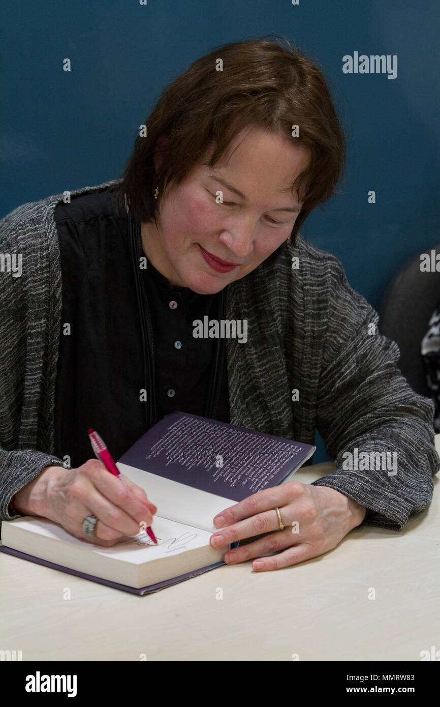 Torino, Italien. 12. Mai 2018. Der amerikanische Schriftsteller Alice Sebold Zeichen ein Autogramm bei Torino Buchmesse. Stockfoto