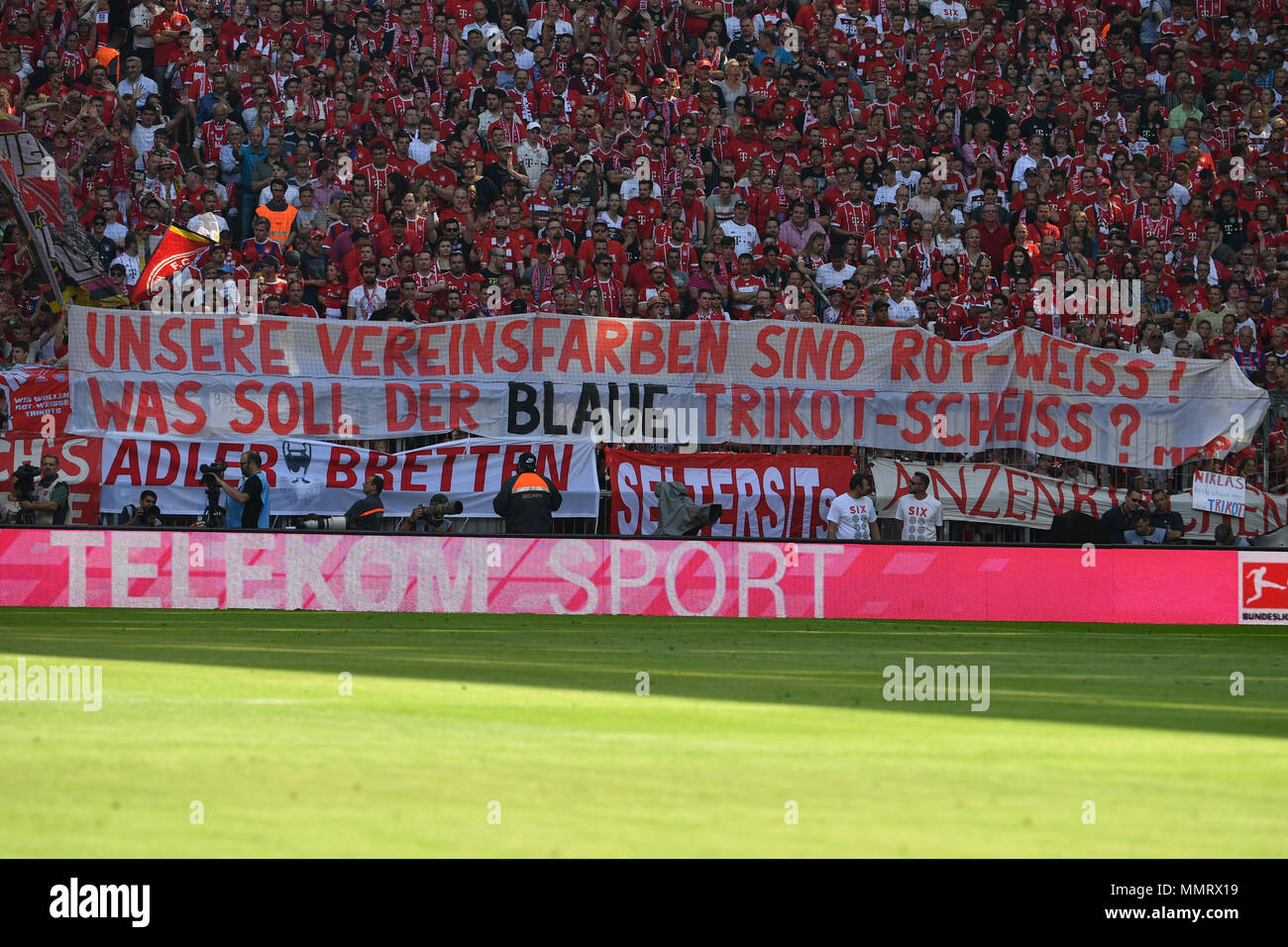 Banner Banner Banner Gegen Das Neue Heimtrikot Des Fc Bayern Fans Fussball Fans Fussball 1 1