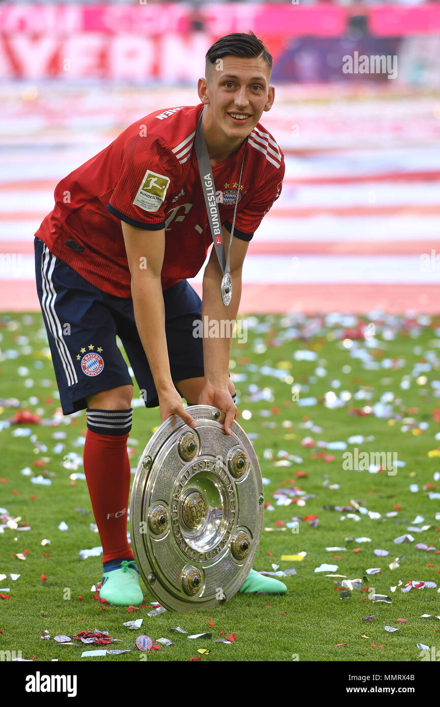 Jonathan MEIER (FC Bayern München) mit Meisterschale, Schüssel, Fußball 1. 1. Fussballbundesliga, 34. Spieltag, Spieltag 34, Bayern München (M) - VFB Stuttgart (S) 1-4, am 12. Mai 1818 in München/Deutschland, ALLIANZAREN A. Deutscher Meister, Deutsche Meisterschaft, | Verwendung der weltweiten Kredit: dpa Picture alliance/Alamy leben Nachrichten Stockfoto