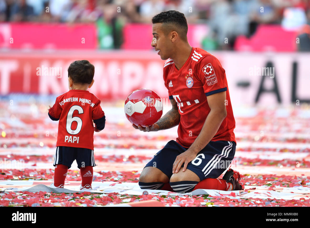 Thiago ALCANTARA (FCB) spielt mit seinem Sohn und einem Ball. Fußball 1. 1. Fussballbundesliga, 34. Spieltag, Spieltag 34, Bayern München (M) - VFB Stuttgart (S) 1-4, am 12. Mai 1818 in München/Deutschland, ALLIANZAREN A. Deutscher Meister, Deutsche Meisterschaft, | Verwendung der weltweiten Kredit: dpa Picture alliance/Alamy leben Nachrichten Stockfoto