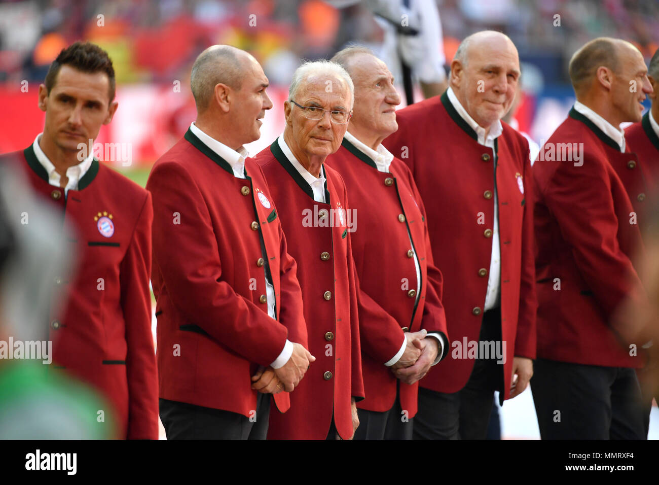 Legenden Spieler bilden ein Spalier. Riemann AUMANN, Franz Beckenbauer (Ehrenpräsident des FC Bayern München), Hans Georg () Katsche Schwarzenbeck, Dieter Hoeness, Hansi PFLUEGLER, Fußball 1. 1. Fussballbundesliga, 34. Spieltag, Spieltag 34, Bayern München (M) - VFB Stuttgart (S) 1-4, am 12. Mai 1818 in München/Deutschland, ALLIANZAREN A. Deutscher Meister, Deutsche Meisterschaft, | Verwendung der weltweiten Kredit: dpa Picture alliance/Alamy leben Nachrichten Stockfoto