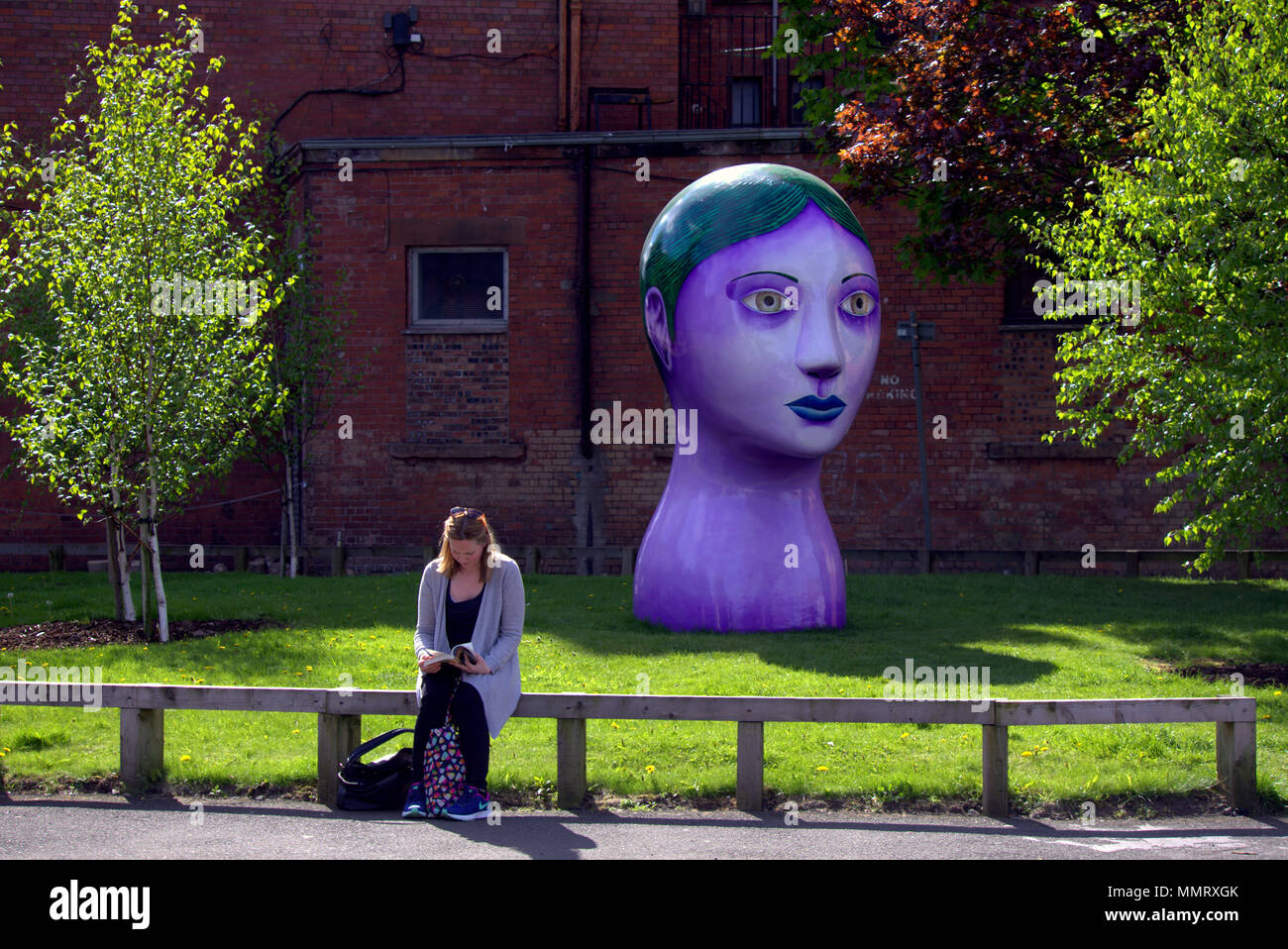Glasgow, Schottland, UK 12.Mai.de Wetter:: Taps Aff Sommer in der Stadt erscheint als Einheimische und Touristen die heißen Tag nahe. Nicolas Partei das moderne Institut, aird's Lane grüner Raum Teil der Glasgow International 2018 genießen. Gerard Fähre / alamy Nachrichten Stockfoto