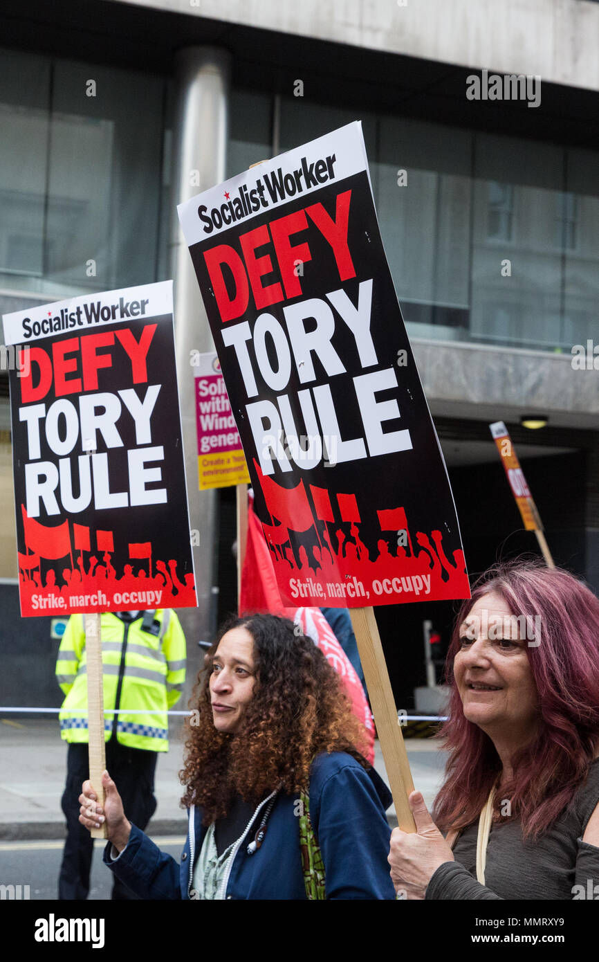 London, Großbritannien. 12. Mai 2018. Zehntausende von Menschen besuchen einen New Deal für die arbeitenden Menschen März und Rallye organisiert von der TUC für mehr und bessere Arbeitsplätze und einen ausgewogeneren und blühenden Land zu nennen. Credit: Mark Kerrison/Alamy leben Nachrichten Stockfoto