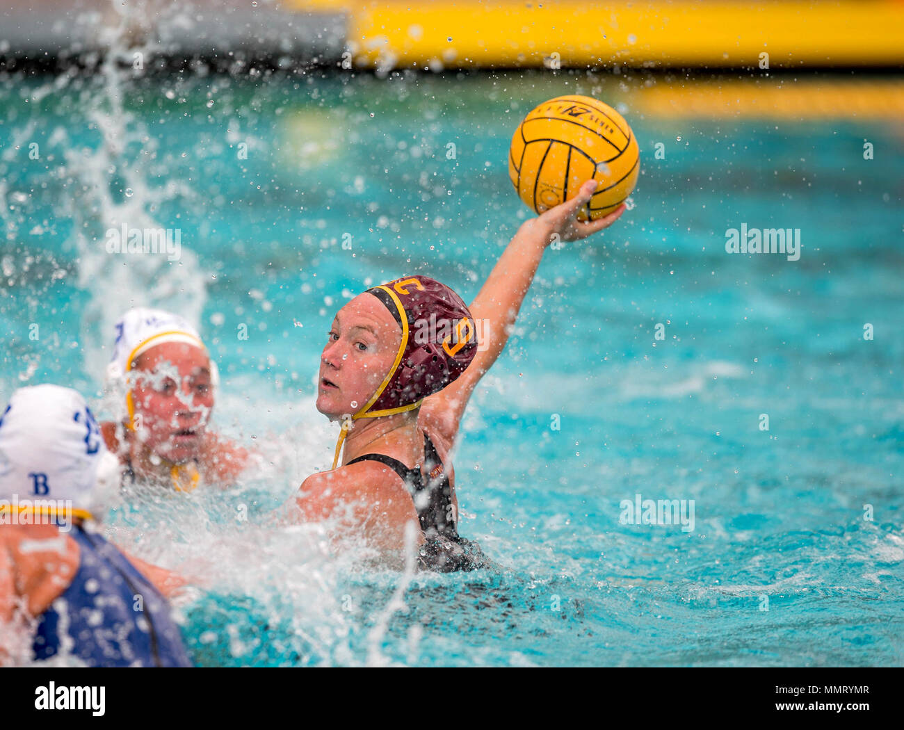 Los Angeles, CA, USA. 12. Mai 2018. USC utility Player (9) Hayley McKelvey wird fertig, während des Spiels zwischen den USC Trojans zum Streik gegen den UCLA Bruins im Halbfinale der Frauen NCAA Wasserball Meisterschaften an der Uytengsu Aquatics Center in Los Angeles, Kalifornien. USC besiegt UCLA 10-6. (Obligatorisch: Juan Lainez/MarinMedia/Cal Sport Media) Credit: Csm/Alamy leben Nachrichten Stockfoto