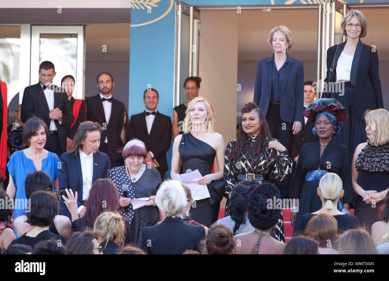 Cannes, Frankreich. 13. Mai, 2018. Cannes, Frankreich. 13. Mai, 2018. Cannes, Frankreich. 13. Mai, 2018. Cannes, Frankreich. 12. Mai 2018. Jury Kopf Cate Blanchett und Regisseurin Agnès Varda, liest eine Erklärung auf den Stufen des Roten Teppich mit 82 internationalen Key Frauen Spieler der Filmindustrie der Mangel an weiblichen Filmemacher in der Geschichte des Festivals an die Mädchen der Sonne (Les Filles du Soleil) Galavorstellung am 71. Filmfestival in Cannes geehrt zu markieren, Samstag 12. Mai 2018, Cannes, Frankreich. Credit: Doreen Kennedy/Alamy Live News Credit: Doreen Kennedy/Alamy Live News Credit: D Stockfoto