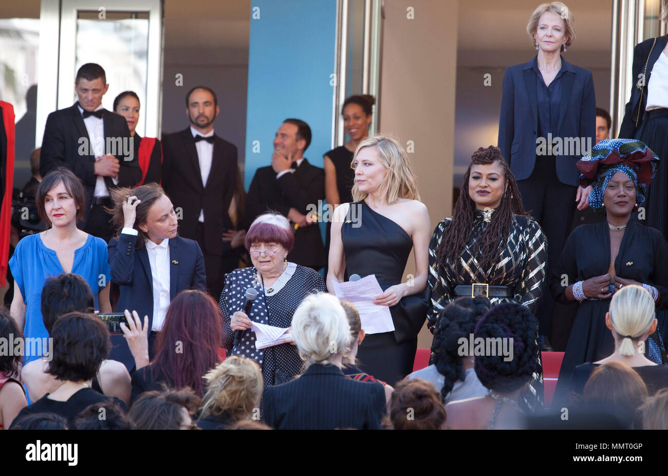 Cannes, Frankreich. 13. Mai, 2018. Cannes, Frankreich. 13. Mai, 2018. Cannes, Frankreich. 13. Mai, 2018. Cannes, Frankreich. 12. Mai 2018. Jury Kopf Cate Blanchett und Regisseurin Agnès Varda, liest eine Erklärung auf den Stufen des Roten Teppich mit 82 internationalen Key Frauen Spieler der Filmindustrie der Mangel an weiblichen Filmemacher in der Geschichte des Festivals an die Mädchen der Sonne (Les Filles du Soleil) Galavorstellung am 71. Filmfestival in Cannes geehrt zu markieren, Samstag 12. Mai 2018, Cannes, Frankreich. Credit: Doreen Kennedy/Alamy Live News Credit: Doreen Kennedy/Alamy Live News Credit: D Stockfoto