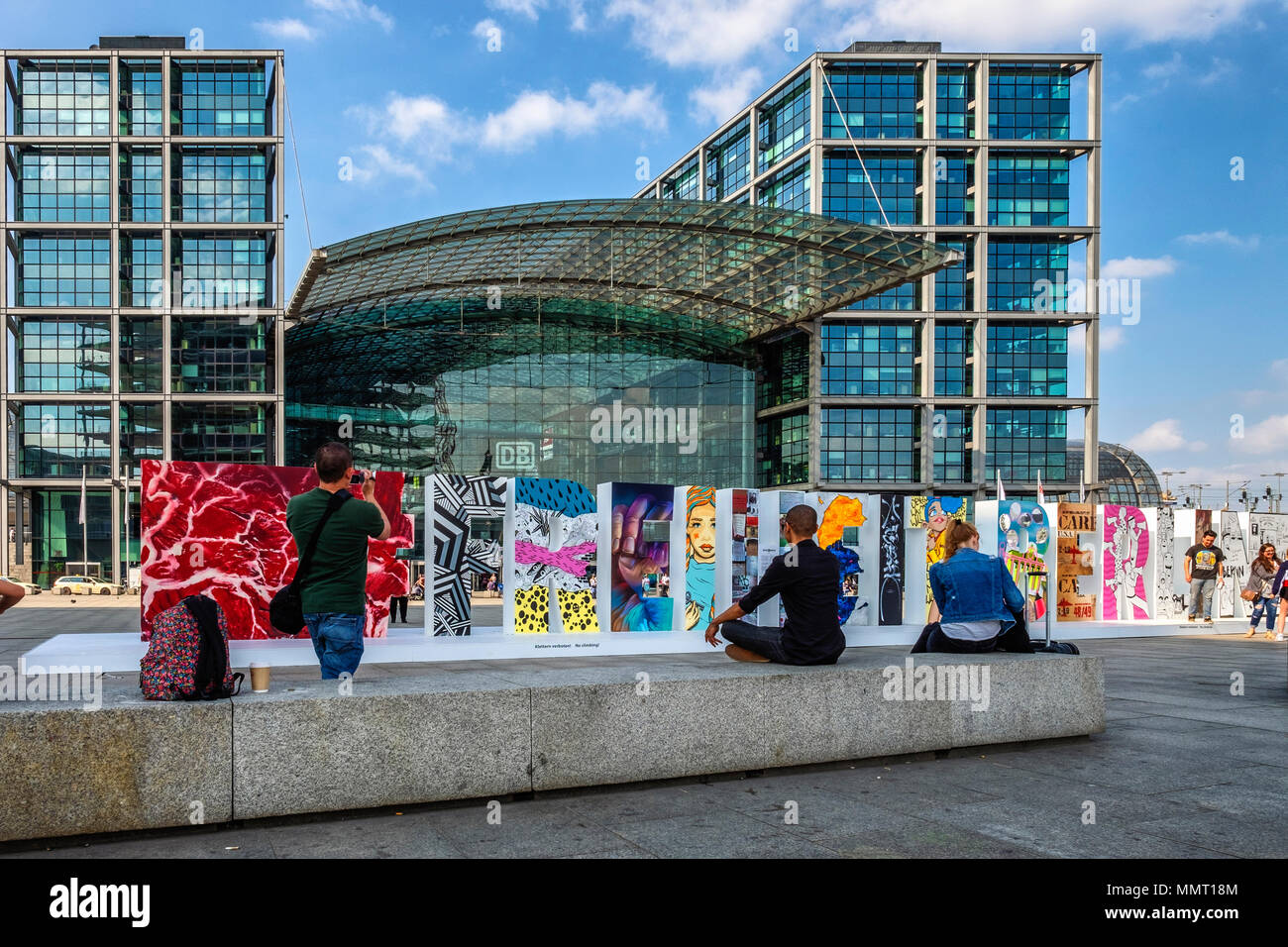 Deutschland, Berlin, 12. Mai 2018, die # FREIHEITBERLIN kunst Installation auf washingtonplatz vor dem Hauptbahnhof schärfen das Bewusstsein für die Bedeutung von Freiheit und Toleranz. Berlin läuft eine Werbekampagne mit dem Hashtag #FreedomBerlin FreiheitBerlin oder #. Die deutsche Hauptstadt ist eine Stadt mit vielen Freiheiten und die Kampagne ins Leben gerufen wurde der 60. Jahrestag des Vertrags von Rom, die das Fundament für die Europäische Union zu feiern. Credit: Eden Breitz/Alamy leben Nachrichten Stockfoto