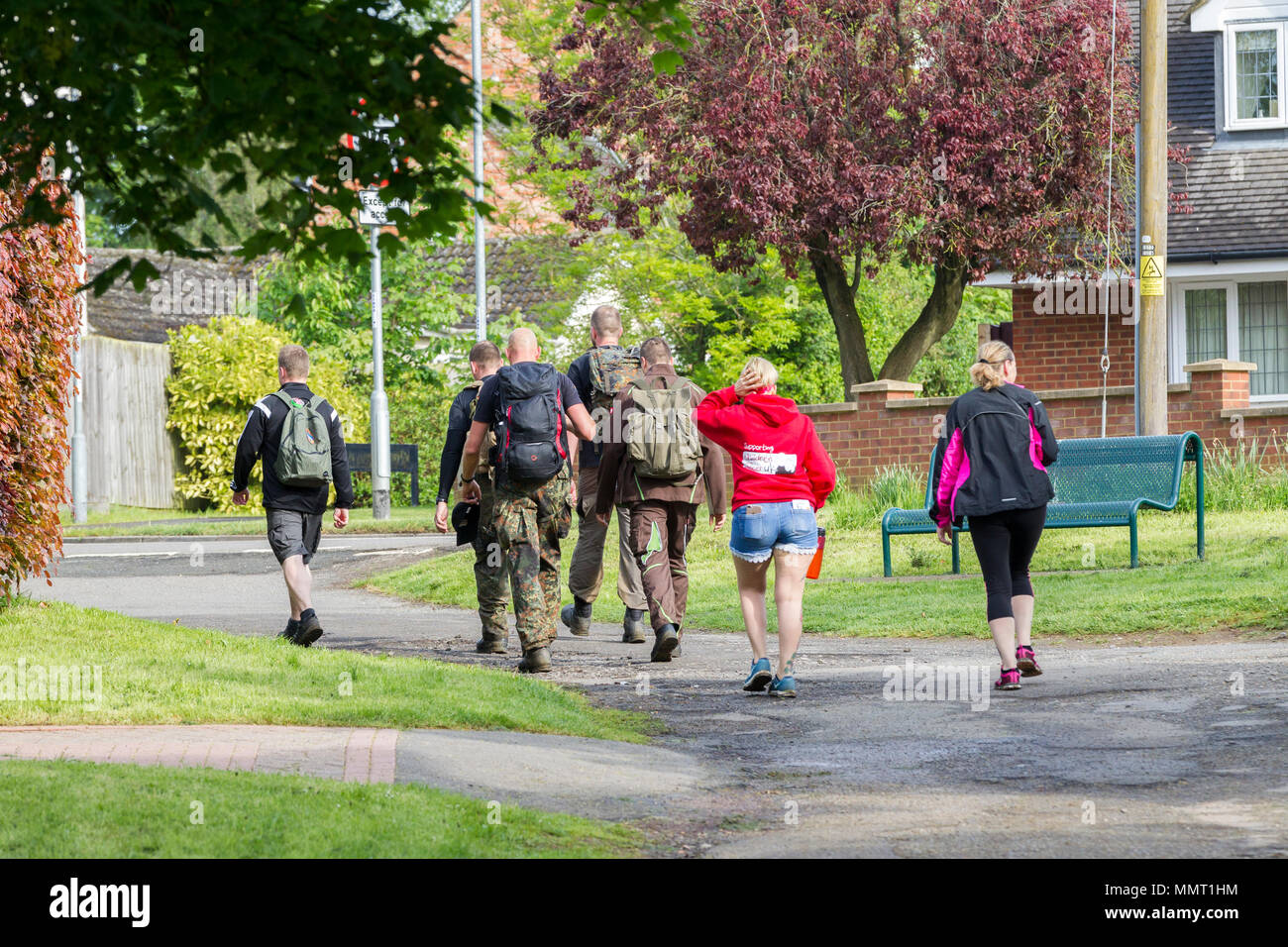 Earls Barton, Northamptonshire, Großbritannien Wendell entfernt. Sonntag, 13. Mai 2018. Teilnehmer nähern Earls Barton auf dem 42 km Straße und Feld Ereignis, einige aus so weit entfernten Ländern wie Australien und den USA für das Wochenende zurückgelegt haben. Credit: Keith J Smith./Alamy leben Nachrichten Stockfoto