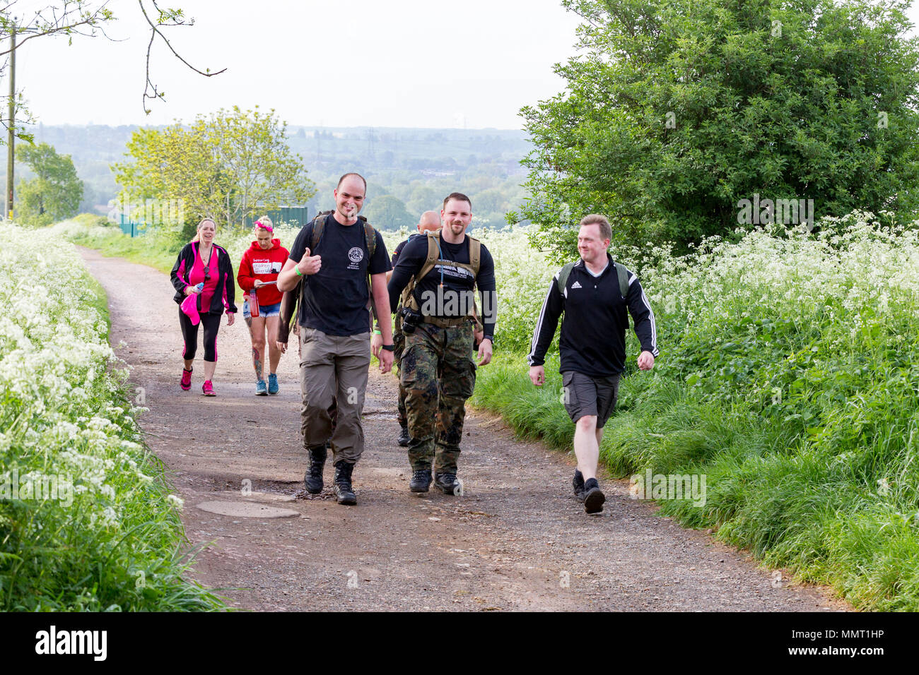 Earls Barton, Northamptonshire, Großbritannien Wendell entfernt. Sonntag, 13. Mai 2018. Teilnehmer nähern Earls Barton auf dem 42 km Straße und Feld Ereignis, einige aus so weit entfernten Ländern wie Australien und den USA für das Wochenende zurückgelegt haben. Credit: Keith J Smith./Alamy leben Nachrichten Stockfoto