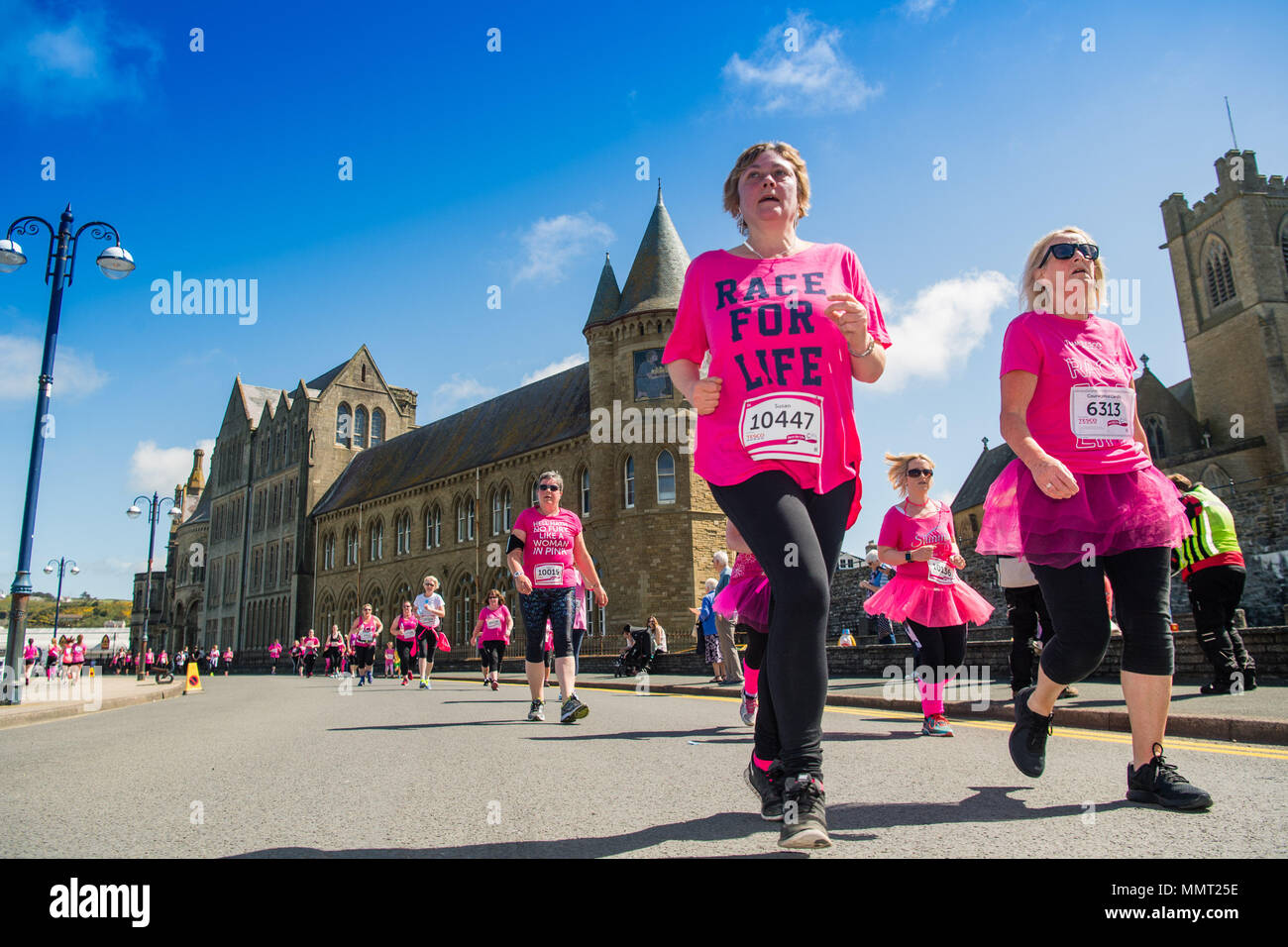 Aberystwyth Wales UK, Sonntag, den 13. Mai 20918 UK Wetter: Über tausend Frauen und Mädchen, alle in rosa gekleidet, mit einigen in Fancy Dress zu, nahm an dem jährlichen Cancer Research Fund-raising' Rennen für das Leben' über 5 km und 10 km Kurse entlang von Aberystwyth Promenade, an einem hellen und sonnigen Mai Sonntag Morgen. Es wird erwartet, dass alle Sponsorengelder eingegangen ist, diesem einzigen Fall wird über £ 50.000 für Krebsforschung in Großbritannien Foto © Keith Morris/Alamy Leben Nachrichten angesprochen haben, Stockfoto