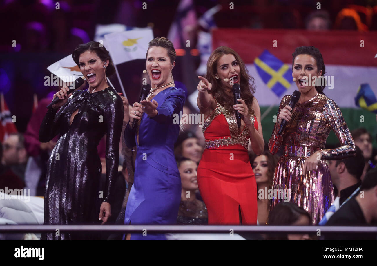 12. Mai 2018, Portugal, Lissabon: Moderatoren Daniela Ruah (L-R), Silvia Alberto, Catarina Furtado und Filomena Cautela stehen auf der Bühne beim Finale der 63. Eurovision Song Contest. Foto: Jörg Carstensen/dpa Stockfoto