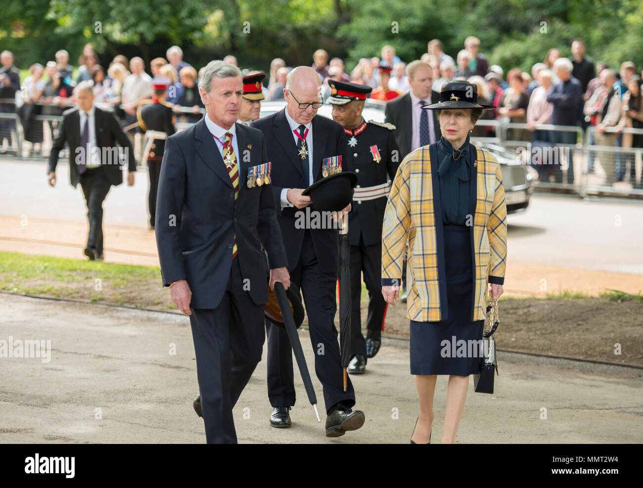 Hyde Park, London, UK. 13. Mai, 2018. 94 Jahre nach der Enthüllung der Gedenkstätte im Hyde Park die Kavallerie und Yeomanry sammeln die Mitglieder der Kavallerie und Yeomanry, die im Ersten Weltkrieg und in den folgenden Konflikten fiel zu ehren. HRH The Princess Royal KG KT GCVO GCStJ QSO GCL CD Oberst des Blues und Royals ist der Gruß an die jährliche Parade & Service der Kombinierten Kavallerie alten Genossen an der Kavallerie Denkmal neben dem Musikpavillon im Hyde Park. Credit: Malcolm Park/Alamy Leben Nachrichten. Stockfoto