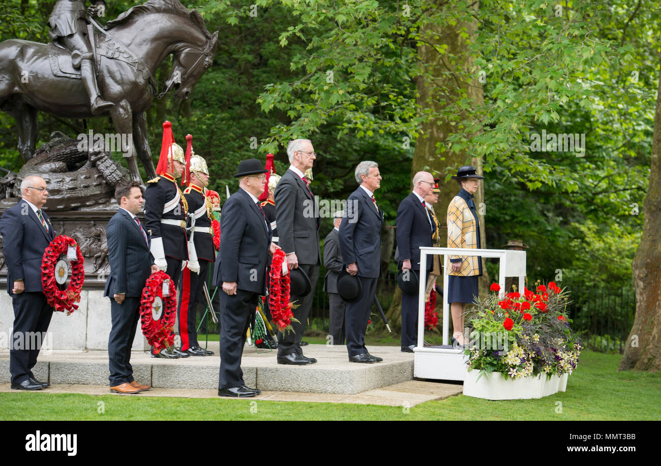 Hyde Park, London, UK. 13. Mai, 2018. 94 Jahre nach der Enthüllung der Gedenkstätte im Hyde Park die Kavallerie und Yeomanry sammeln die Mitglieder der Kavallerie und Yeomanry, die im Ersten Weltkrieg und in den folgenden Konflikten fiel zu ehren. HRH The Princess Royal KG KT GCVO GCStJ QSO GCL CD Oberst des Blues und Royals ist der Gruß an die jährliche Parade & Service der Kombinierten Kavallerie alten Genossen an der Kavallerie Denkmal neben dem Musikpavillon im Hyde Park. Credit: Malcolm Park/Alamy Leben Nachrichten. Stockfoto