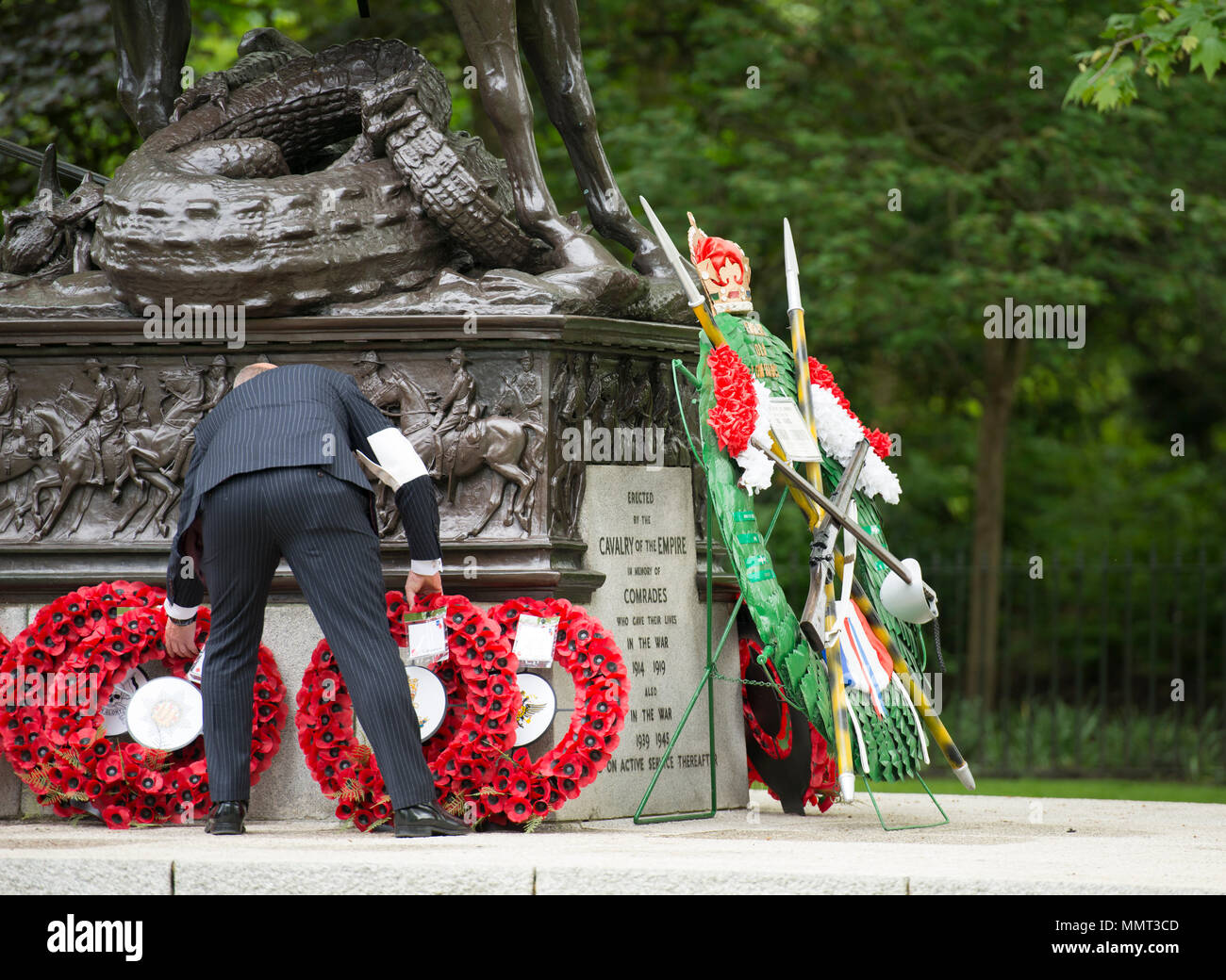 Hyde Park, London, UK. 13. Mai, 2018. 94 Jahre nach der Enthüllung der Gedenkstätte im Hyde Park die Kavallerie und Yeomanry sammeln die Mitglieder der Kavallerie und Yeomanry, die im Ersten Weltkrieg und in den folgenden Konflikten fiel zu ehren. HRH The Princess Royal KG KT GCVO GCStJ QSO GCL CD Oberst des Blues und Royals ist der Gruß an die jährliche Parade & Service der Kombinierten Kavallerie alten Genossen an der Kavallerie Denkmal neben dem Musikpavillon im Hyde Park. Credit: Malcolm Park/Alamy Leben Nachrichten. Stockfoto