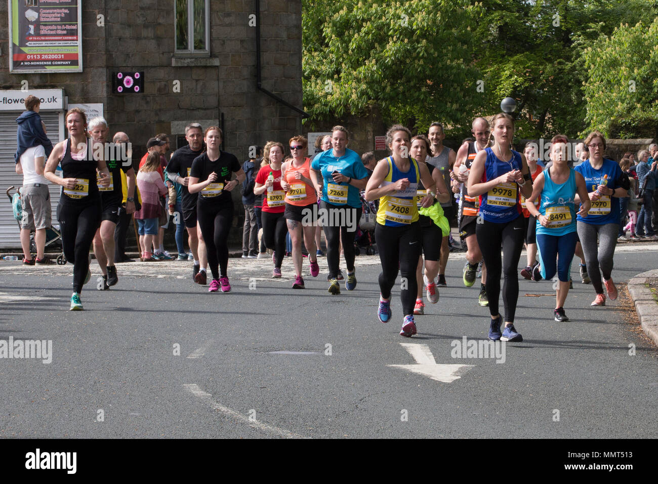 13. Mai 2018, Leeds, Großbritannien. Läufer an der Spitze der Stonegate Straße, 4 km in das Leeds Halbmarathon. Die jährliche Charity Rennen sieht ca.. 9.000 Konkurrenten laufen Geld für wohltätige Zwecke in Yorkshire ist die größte Halbmarathon Fall anzuheben. Die Veranstaltung wird von der Jane Tomlinson, ist eine gemeinnützige Einrichtung, die im Speicher von Jane Tomlinson CBE, die im Jahr 2007 nach 1,8 Mio. £ für Krebs Nächstenliebe während ihrer langen Kampf mit der Krankheit gestorben organisiert. Stockfoto