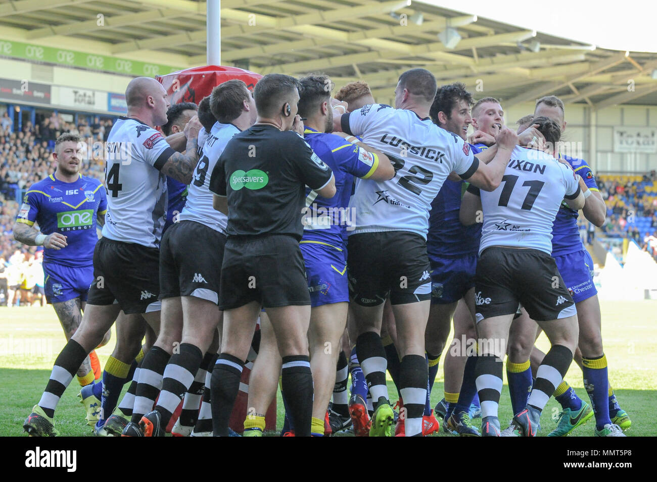 13. Mai 2018, Halliwell Jones Stadium, Warrington, England; Ladbrokes Challenge Cup Rugby, Toronto Wolfpack v Warrington Wölfe; ein Handgemenge bricht aus folgenden Mike Coopers versuchen Credit: Aktuelles Bilder/Alamy leben Nachrichten Stockfoto