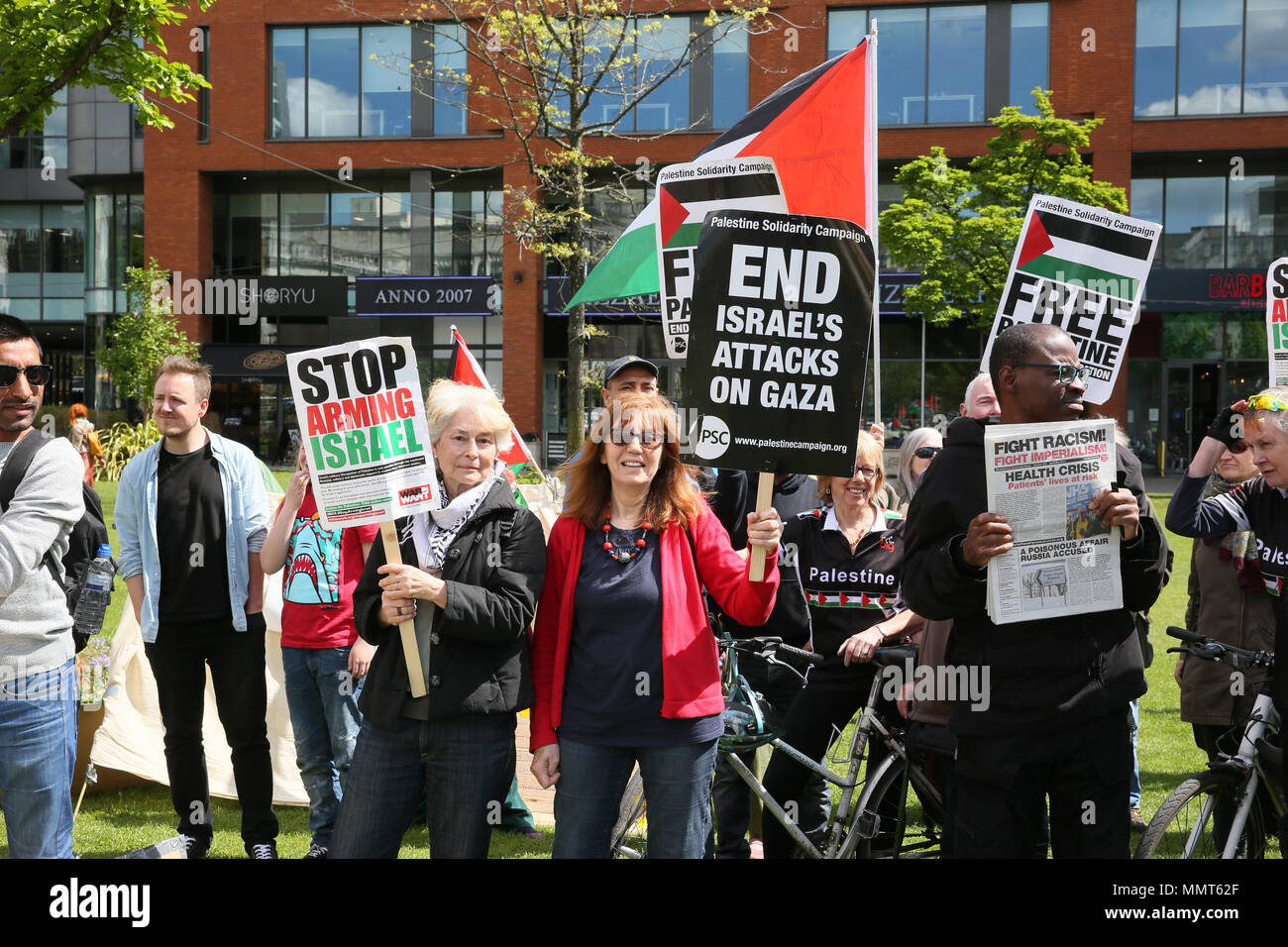 Manchester, Großbritannien. 13. Mai, 2018. Am zweiten Tag des Erinnerns Nakba Tag die die Vertreibung der Palästinenser im Jahr 1948, als der Staat Israel gegründet wurde. Piccadilly, Manchester gedenkt, 13. Mai 2018 (C) Barbara Cook/Alamy Live News Credit: Barbara Koch/Alamy leben Nachrichten Stockfoto