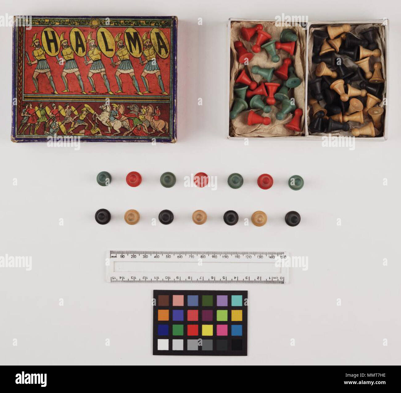 . Spiel mit dem Titel Halma; Box hat zwei Partitionen, eine mit schwarzer (19) und Weiß (19) Stücke, die andere mit Rot (13) und Grün (13). Äußere rote Decke von Box ist beschädigt. Hat label für Rose's Toy und ausgefallenen Repository auf der Unterseite der Box; Bild 1 Halma. 1890. Bodleian Bibliotheken, Halma 173 Stockfoto
