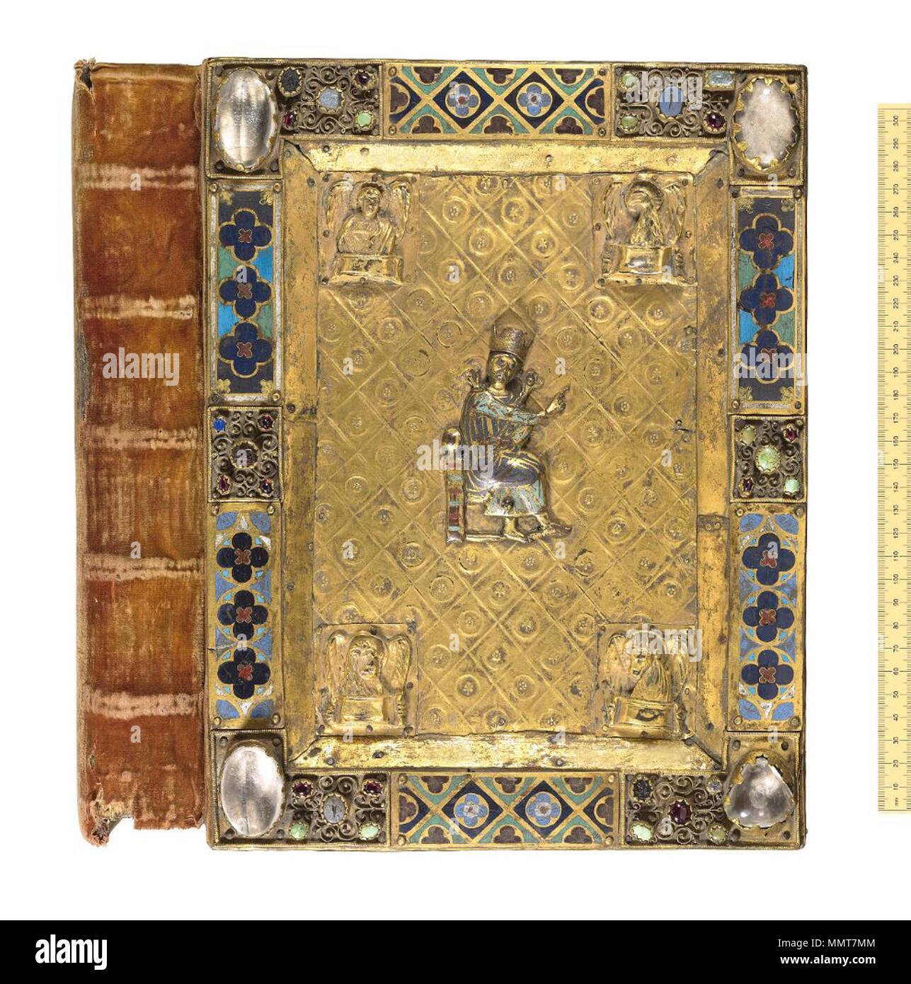 . Schatz verbindlich. Deutsch, späten 12. oder frühen 13. Jahrhundert. Verblassten roten Samt über Holzbretter. Obere Abdeckung aus vergoldeten Metallplatte, in Holz versenkt, dekoriert mit Juwelen, Bergkristall, und antiken Kameen; mit zentrale Figur einer sitzenden König und die vier Evangelisten in Metall relief gearbeitet. Jeweled oder "Schatz" Bindungen wie entworfen wurden in einer Prozession in und während der grossen Kirche Dienste angezeigt. Obwohl beide das Manuskript (aus der Zisterzienserabtei Himmerod in der Diözese Trier) und die Abdeckung aus dem gleichen Zeitraum, Wissenschaftler zweifeln, ob Sie orig Waren Stockfoto