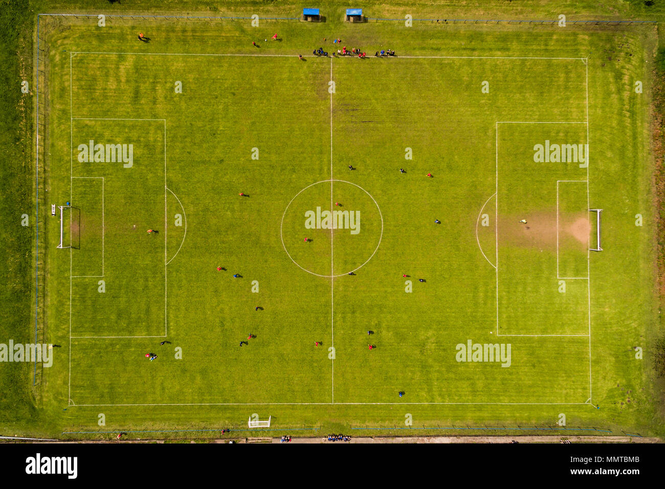 Luftaufnahme von Fußball-Feld als 2 walisischen Mannschaften spielen ein Heimspiel Stockfoto