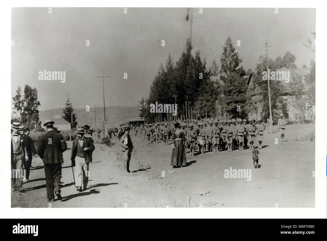 . Afrikaans: Britse troepe marsjeer 1877 in Marktstraat (d.i. Sterben latere Paul Krugerstraat) op, in Pretoria, Suid-Afrika. In 1877-78 het Britse magte'n Reeks strafekspedisies Basoeto uitgevoer jugendlich sterben -, Zoeloe-en-Galeka uitgeloop nasies wat Het op Sterben anneksasie van Transkei durch sterben Kaapkolonie. Sterben foto behoort aan sterben Van der Waal - versameling van sterben Departement Biblioteekdienste van sterben Universiteit van Pretoria, Suid-Afrika. Van der Waal - versameling maak Deel uit Van'n argief vir Suid-Afrikaanse argitektuur Wat deur sterben sterben Gerhard-Mark argitektuurhistorikus Dr. Van der Waal saamges Stockfoto