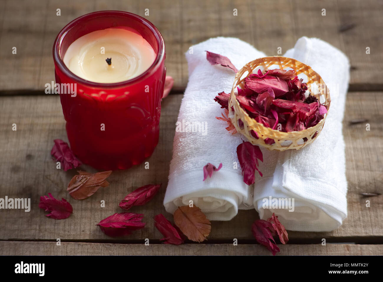 Rot aroma Kerze und Handtuch dekorieren mit trockener Rose auf Holztisch, spa-Konzept. Stockfoto
