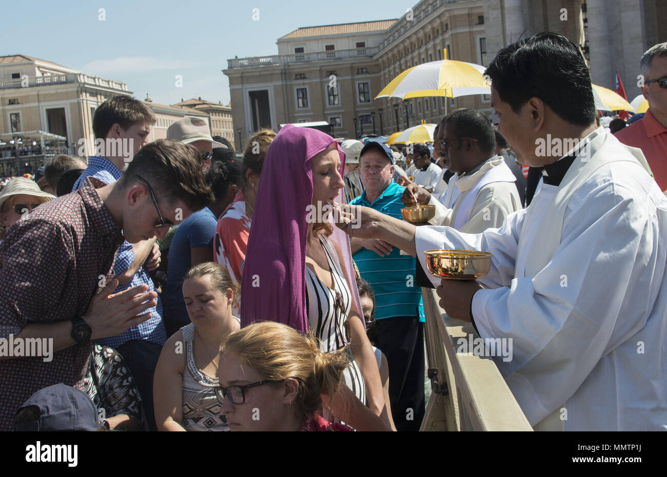 Die Priester der Gemeinschaft an der Heiligsprechung von Mutter Teresa in Rom geben Stockfoto