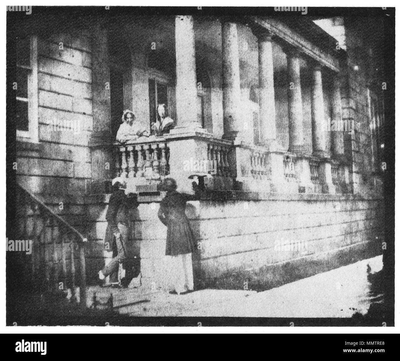 . Englisch: Sir Charles Zitrone, Onkel des Fotografen, Links, mit anderen an Carclew Haus, Cornwall: Foto: W. H. Fox Talbot. Das Original ist im Science Museum. . August 1841. William Henry Fox Talbot (1800 - 1877) Alternative Namen Henry Fox Talbot, William Henry Fox Talbot; Fox Talbot Beschreibung britische Fotograf Geburtsdatum / Tod 11. Februar 1800, 17. September 1877 Ort der Geburt / Todes Melbury, Dorset, England Lacock Abbey, Wiltshire, England arbeiten Standort London Authority control: Q 299565 VIAF:?:? ISNI 54325833 0000 0001 2026 0414 ULAN:? 500021449 LCCN:?n 791 Stockfoto