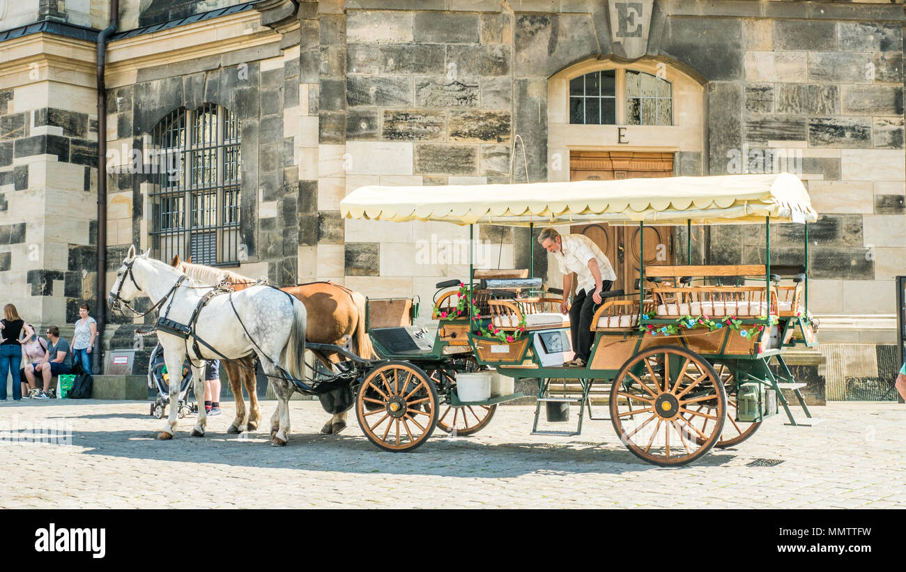 Pferdekutschenfahrt in Dresden Deutschland. Stockfoto
