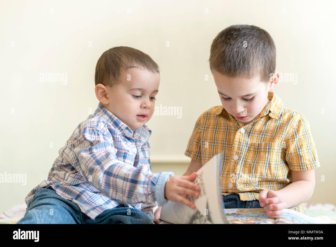 Zwei Susse Kleine Jungen Studieren Ein Buch Zwei Kleine Jungs In Hemden Mit Einem Buch Konzept Von Bildung Stockfotografie Alamy