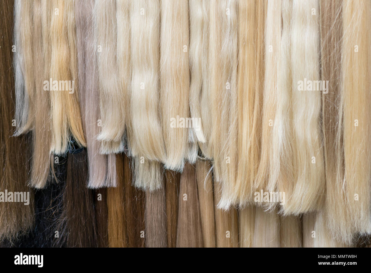 Close up Braun, Weiß und eine andere Farbe der Haare Perücken Anzeige im Beauty Salon. Premium andere Farbe Clip-in Extensions Haare Perücke im Shop angezeigt. Stockfoto