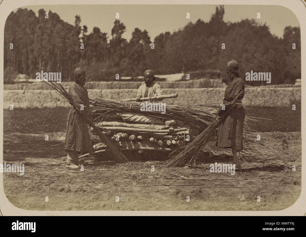 . Русский: Эта фотография входит в этнографическую Туркестанского альбома часть'' - всестороннего исследования Центральной Азии, предпринятого после того, как в 1860 - · годах в регионе установилось господство Российской империи. Альбом, созданный по распоряжению генерала Константина Петровича фон Кауфмана (1818-1882 Годы), первого генерал - губернатора российского Туркестана, состоит из шести томах четырех частей в: "Часть археологическая" (два тома), "Часть этнографическая" (два тома), "Часть промысловая" (один том) и "Часть историческая" (один том). Основным составителем альбома был российский Stockfoto