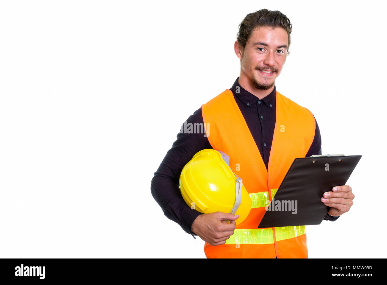 Studio shot Junger glücklicher Mann Bauarbeiter während lächelnd Stockfoto