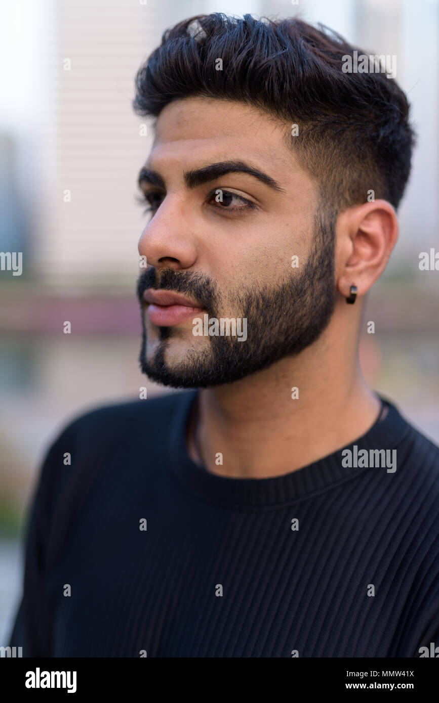 Gesicht der jungen schönen Indischen Menschen gegen den malerischen Blick auf die Cit Stockfoto