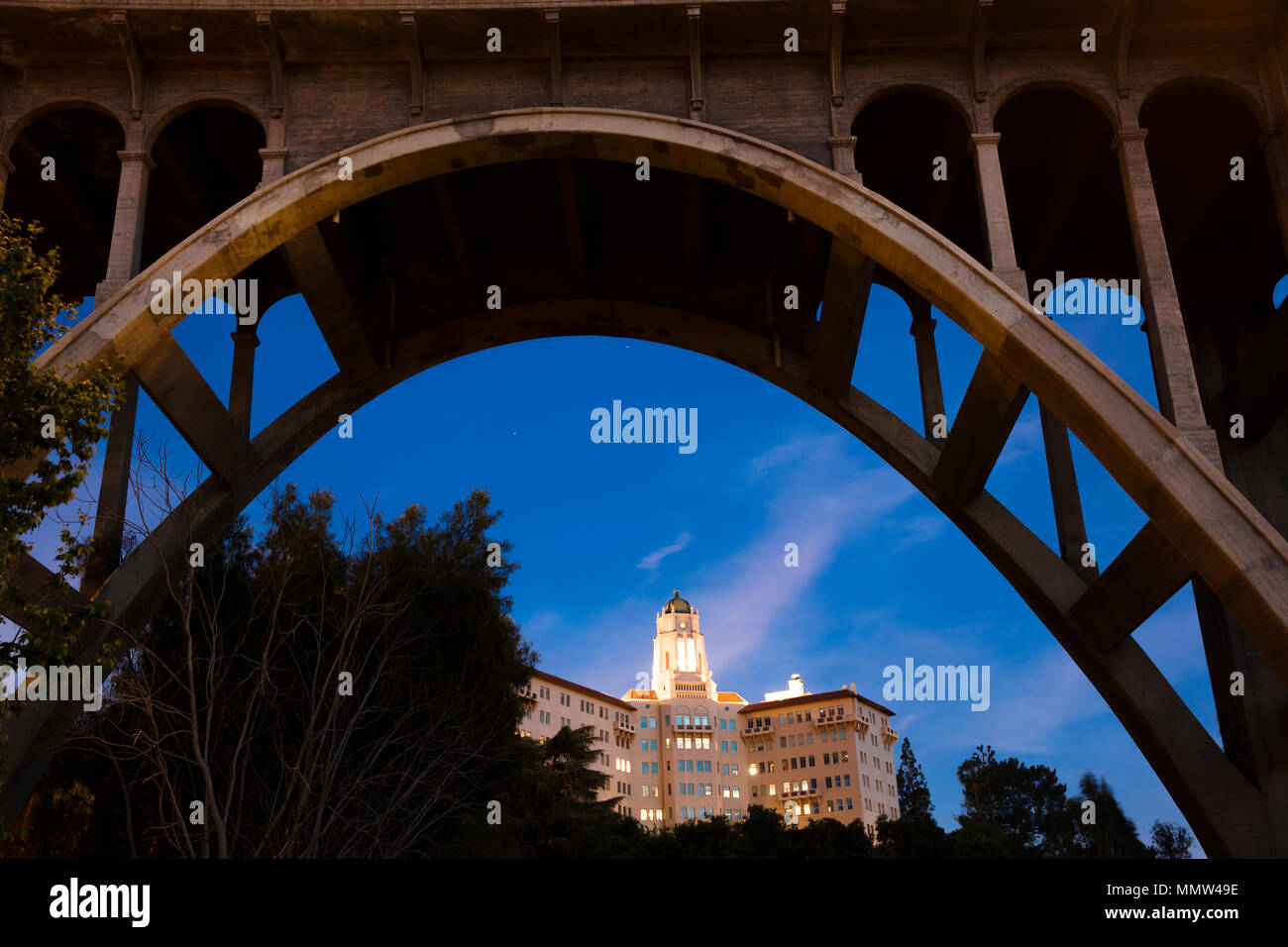 Mai 5, 2018-Pasadena, CA - Colorado Brücke Arch frames US Neunte Bundesberufungsgericht in der Dämmerung, Pasadena, CA Stockfoto