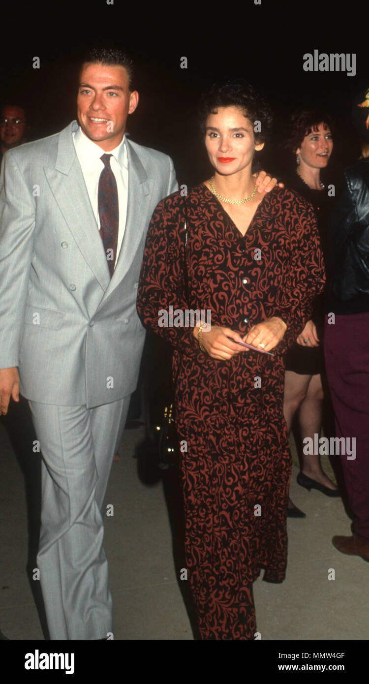 LOS ANGELES, Ca - 31. Mai: (L-R) Schauspieler/martial Künstler Jean-Claude Van Damme und Frau Gladys Portugues nehmen an der Los Angeles Premiere von "Total Recall" im Griffith Park Observatorium am 31. Mai 1990 in Los Angeles, Kalifornien. Foto von Barry King/Alamy Stock Foto Stockfoto