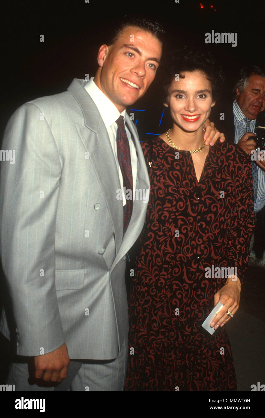 LOS ANGELES, Ca - 31. Mai: (L-R) Schauspieler/martial Künstler Jean-Claude Van Damme und Frau Gladys Portugues nehmen an der Los Angeles Premiere von "Total Recall" im Griffith Park Observatorium am 31. Mai 1990 in Los Angeles, Kalifornien. Foto von Barry King/Alamy Stock Foto Stockfoto