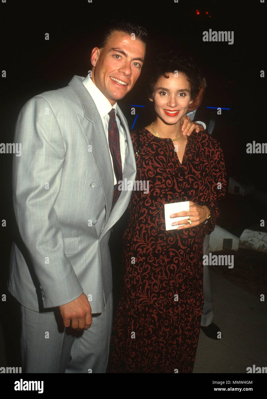 LOS ANGELES, Ca - 31. Mai: (L-R) Schauspieler/martial Künstler Jean-Claude Van Damme und Frau Gladys Portugues nehmen an der Los Angeles Premiere von "Total Recall" im Griffith Park Observatorium am 31. Mai 1990 in Los Angeles, Kalifornien. Foto von Barry King/Alamy Stock Foto Stockfoto