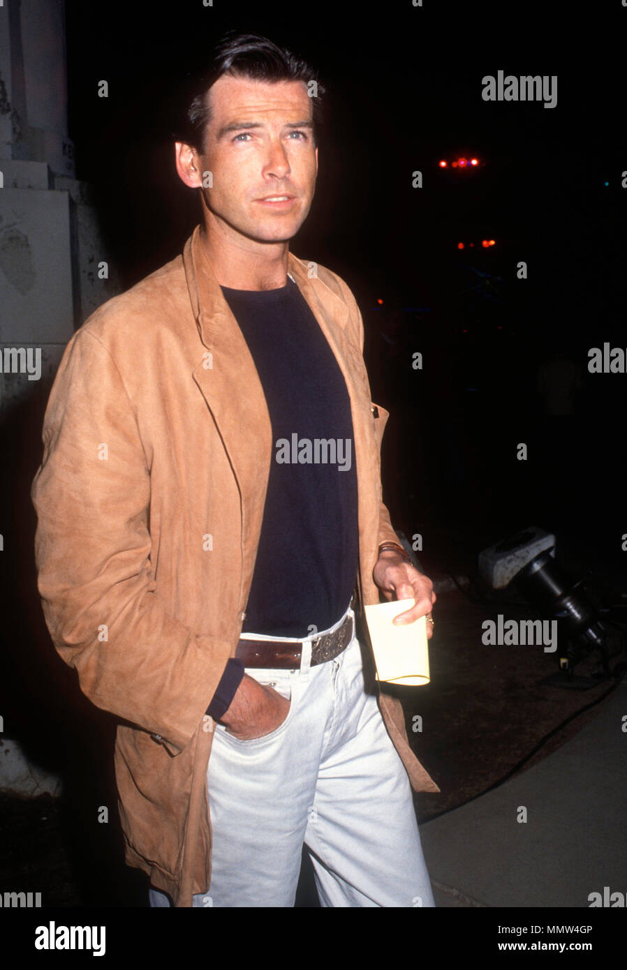 LOS ANGELES, Ca - 31. Mai: Schauspieler Pierce Brosnan besucht die Los Angeles Premiere von "Total Recall" im Griffith Park Observatorium am 31. Mai 1990 in Los Angeles, Kalifornien. Foto von Barry King/Alamy Stock Foto Stockfoto