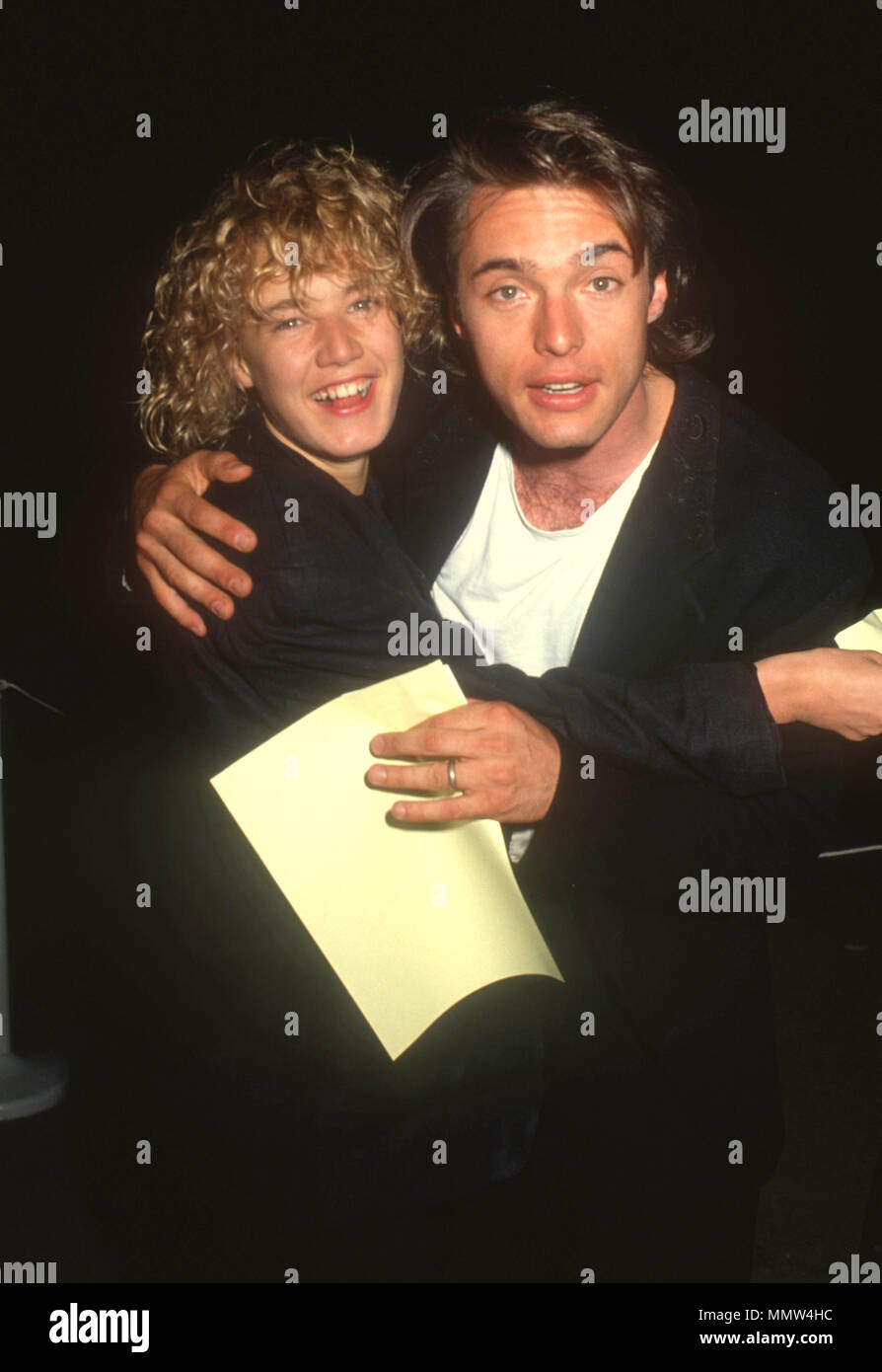 LOS ANGELES, Ca - 31. Mai: (L-R) Schauspielerin Emily Lloyd und Schauspieler James Wilder nehmen an der Los Angeles Premiere von "Total Recall" im Griffith Park Observatorium am 31. Mai 1990 in Los Angeles, Kalifornien. Foto von Barry King/Alamy Stock Foto Stockfoto