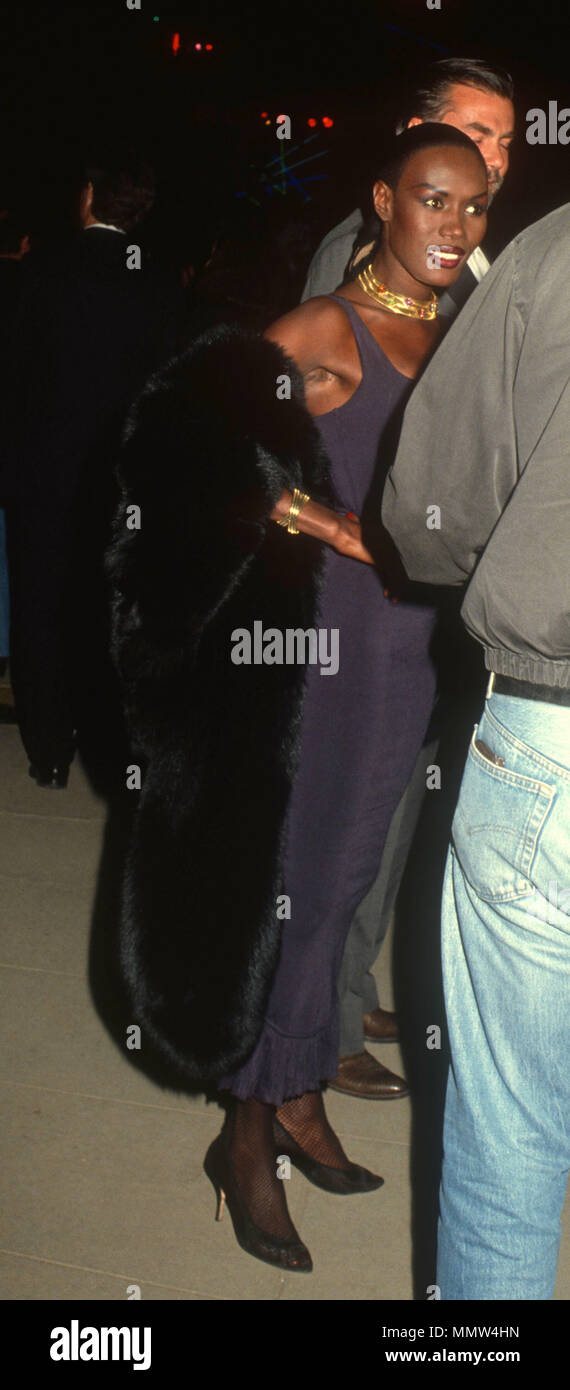 LOS ANGELES, Ca - 31. Mai: Sängerin Grace Jones besucht die Los Angeles Premiere von "Total Recall" im Griffith Park Observatorium am 31. Mai 1990 in Los Angeles, Kalifornien. Foto von Barry King/Alamy Stock Foto Stockfoto