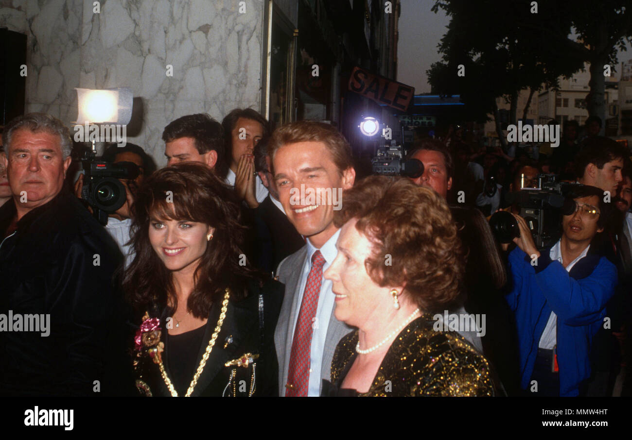 LOS ANGELES, Ca - 31. Mai: (L-R) Maria Shriver, Schauspieler Arnold Schwarzenegger und seine Mutter Aurelia Schwarzenegger Jadrny nehmen an der Los Angeles Premiere von "Total Recall" im Griffith Park Observatorium am 31. Mai 1990 in Los Angeles, Kalifornien. Foto von Barry King/Alamy Stock Foto Stockfoto