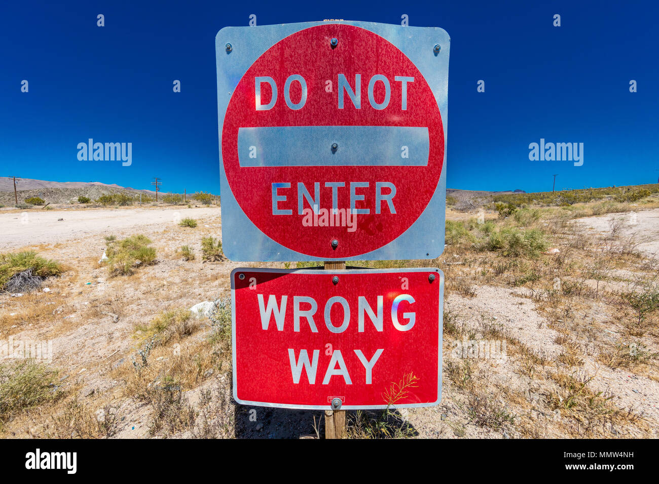 Leuchtend rote Schild warnt Fahrer diese Strecke der Autobahn nicht zu betreten, Interstate 15, in der Wüste außerhalb von Las Vegas - WARNUNG - FALSCH!, Nevada Stockfoto