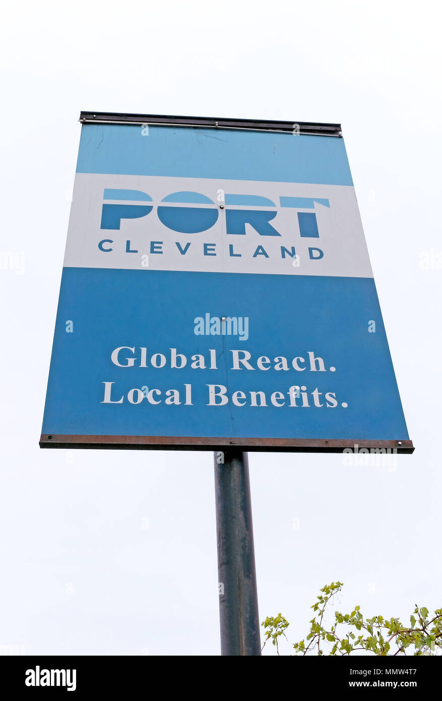 Der Hafen von Cleveland Zeichen mit dem Mantra "global erreichen. lokale Vorteile' auf West 9th Street in der Innenstadt von Cleveland, Ohio, USA. Stockfoto