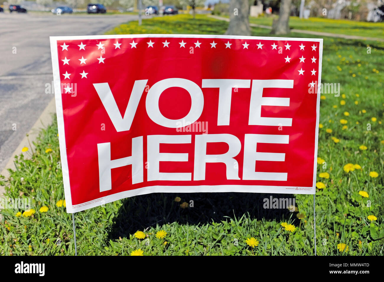 'Abstimmung'-Zeichen platziert im Gras außerhalb Wahllokal in Willowick, Ohio, USA für Mai 2018 Vorwahlen. Stockfoto