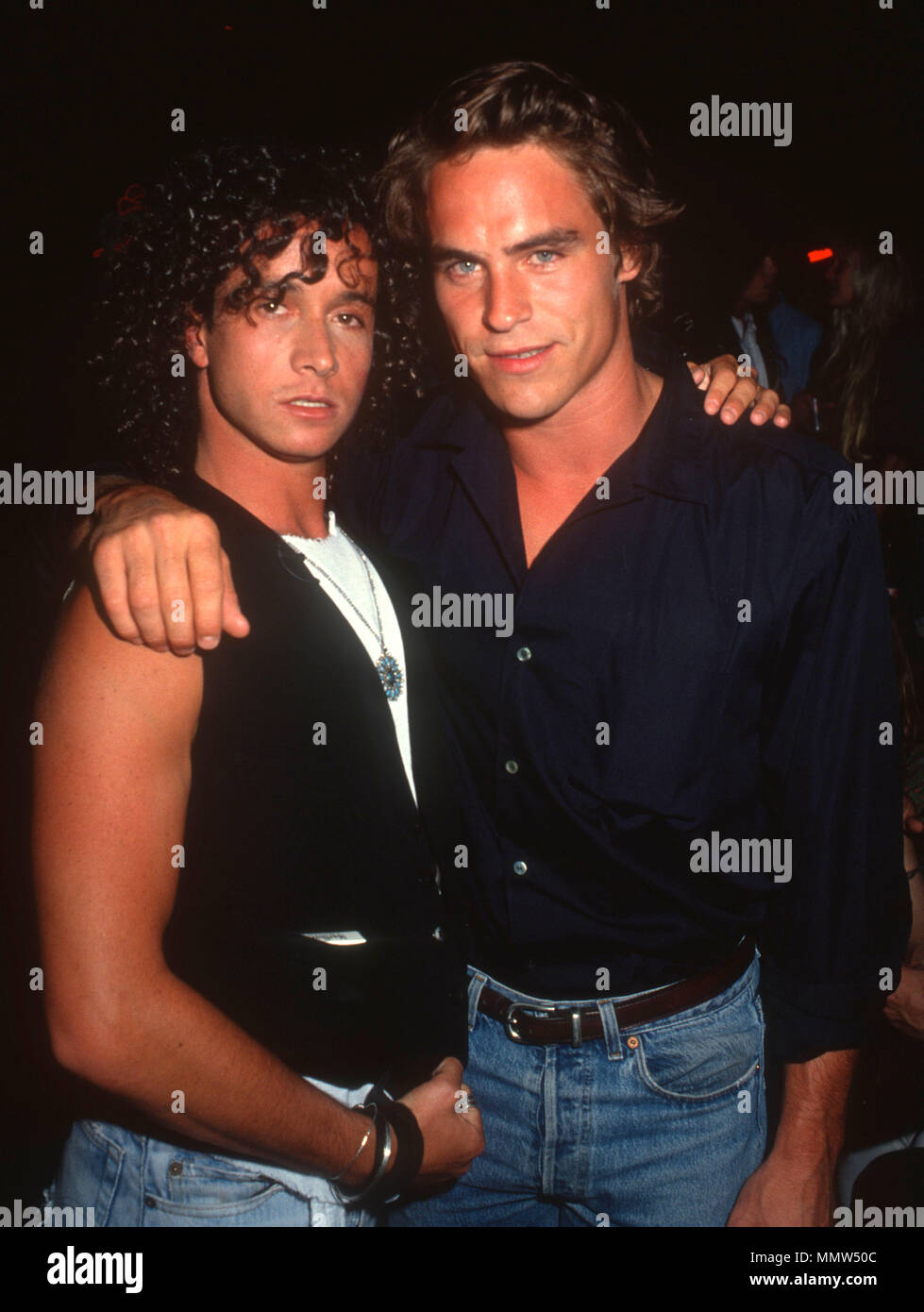 WEST Hollywood, CA - 03. Juni: (L-R) Schauspieler/Schauspieler Pauly Shore und Schauspieler Boyd Kestner nehmen an der Partei die Premiere des neuen Pauly Shore MTV Show zu feiern 'Totally Pauly' an der Comedy Store am 3. Juni 1990 in West Hollywood, Kalifornien. Foto von Barry King/Alamy Stock Foto Stockfoto