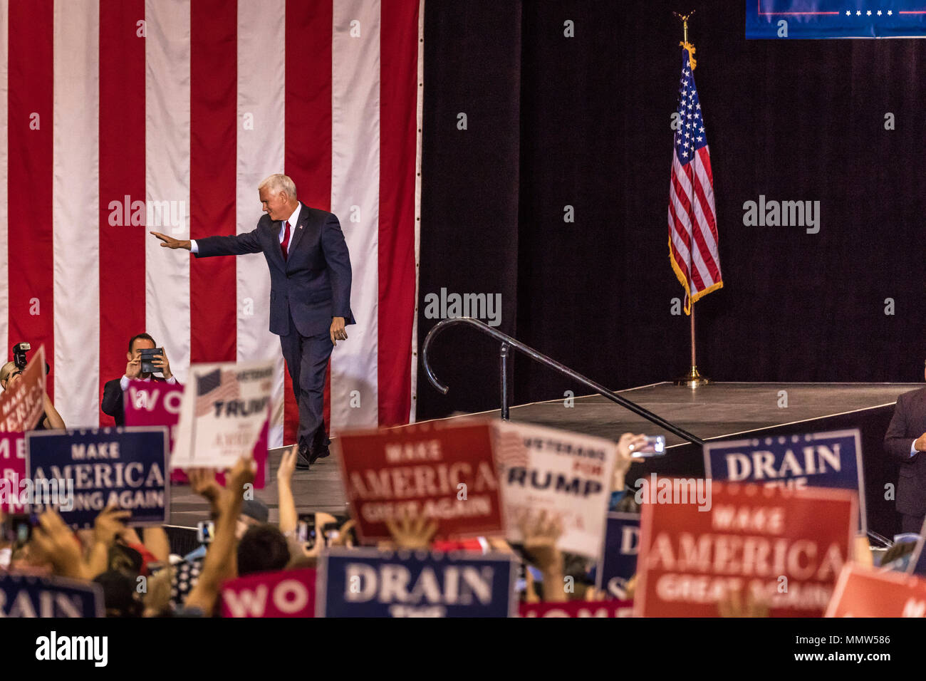 PHOENIX, AZ - 22. August: U.S. Vice President Mike Pence Wellen & begrüßt Anhänger auf einer Kundgebung von Präsident Donald Trump im Phoenix Convention Center während einer Trumpf Rallye 2020 Stockfoto